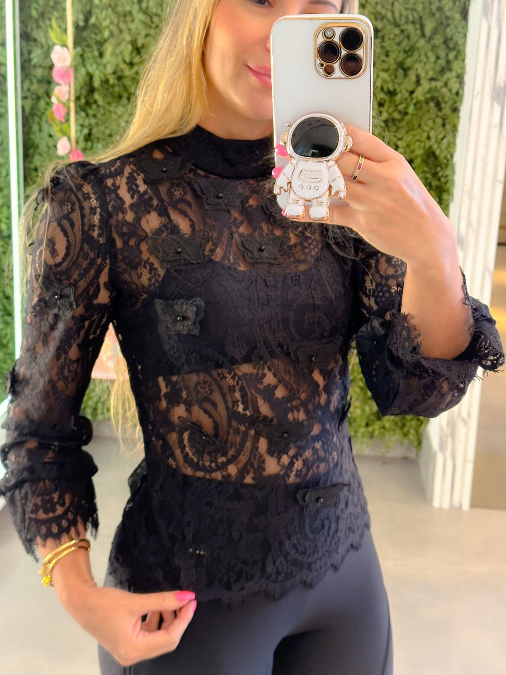 Blusa toda em renda com borboletas preta