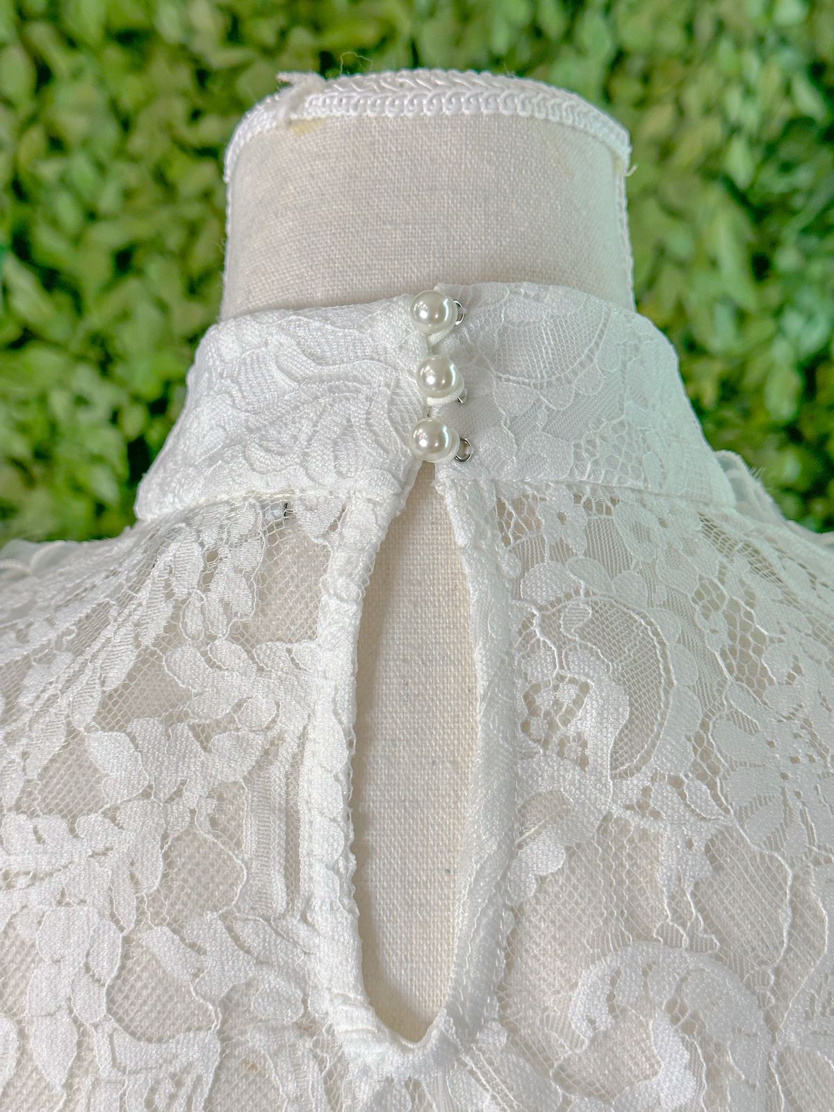 Blusa toda em renda com borboletas offwhite