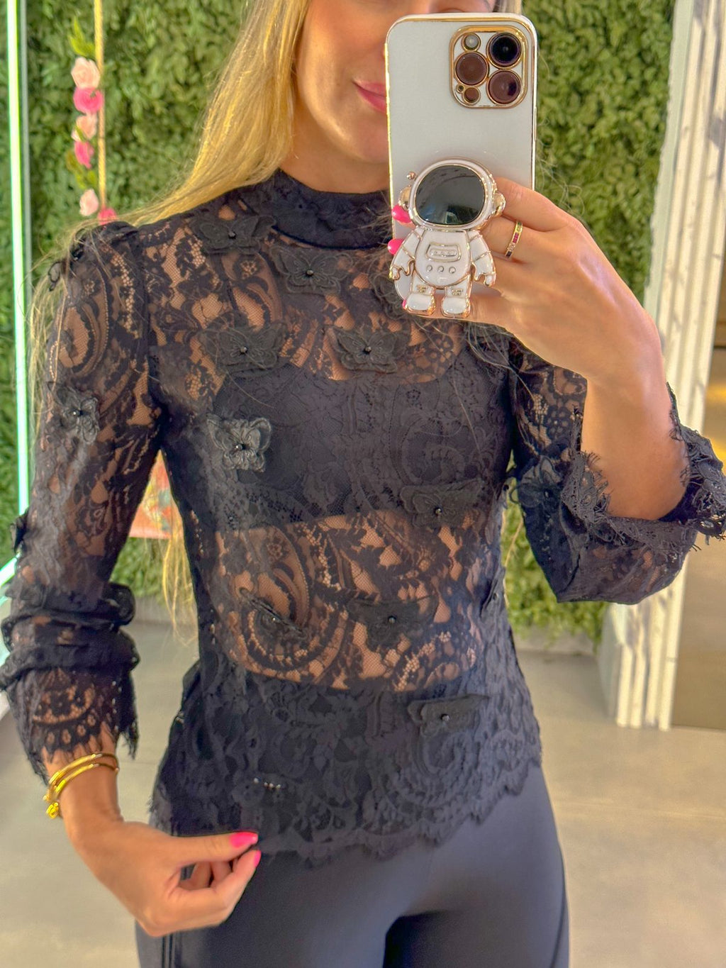 Blusa toda em renda com borboletas preta