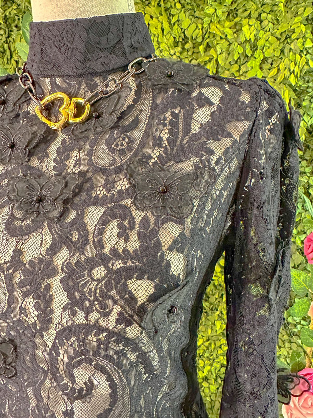 Blusa toda em renda com borboletas preta