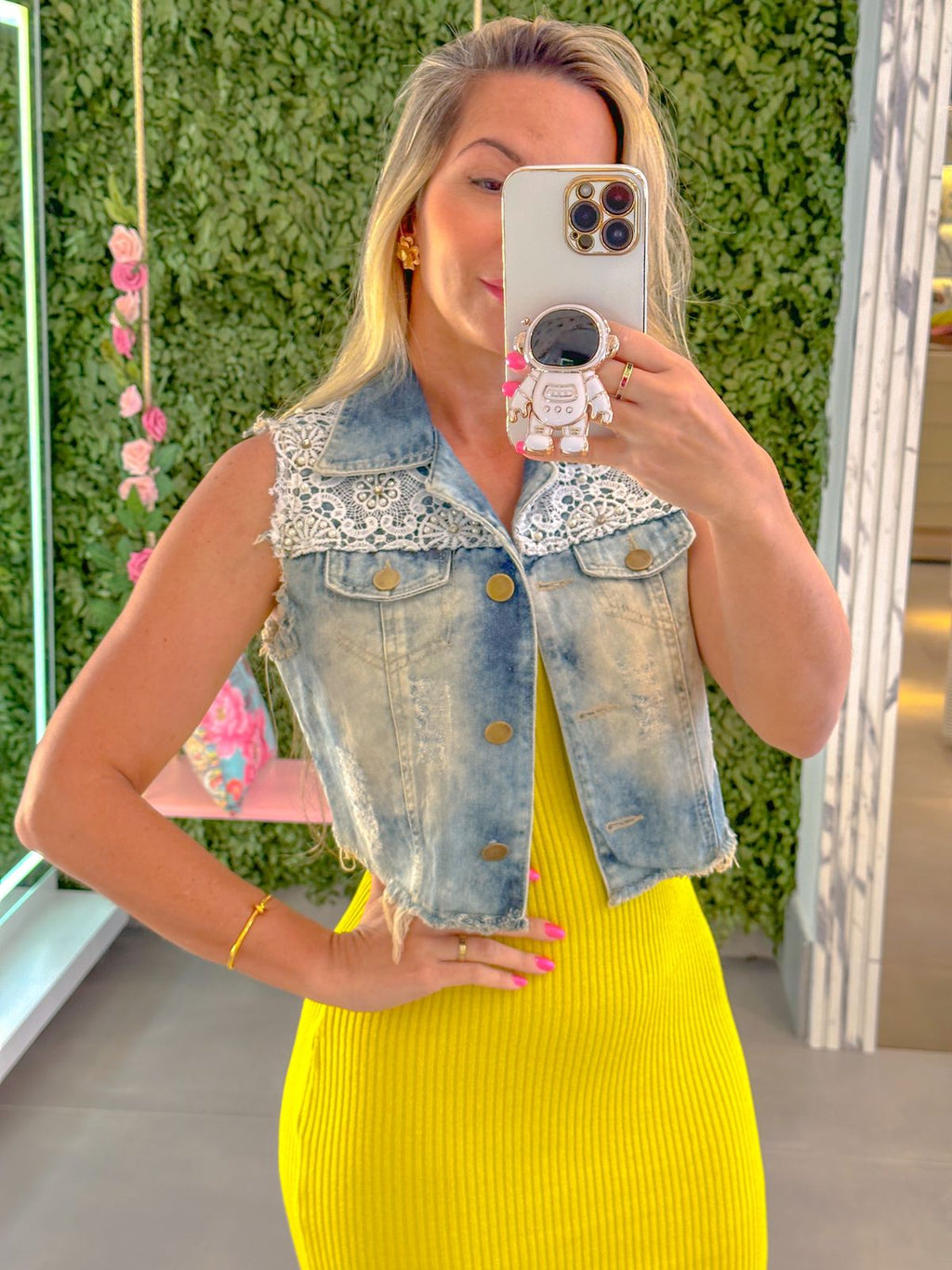 Colete Jeans com Renda Bordada