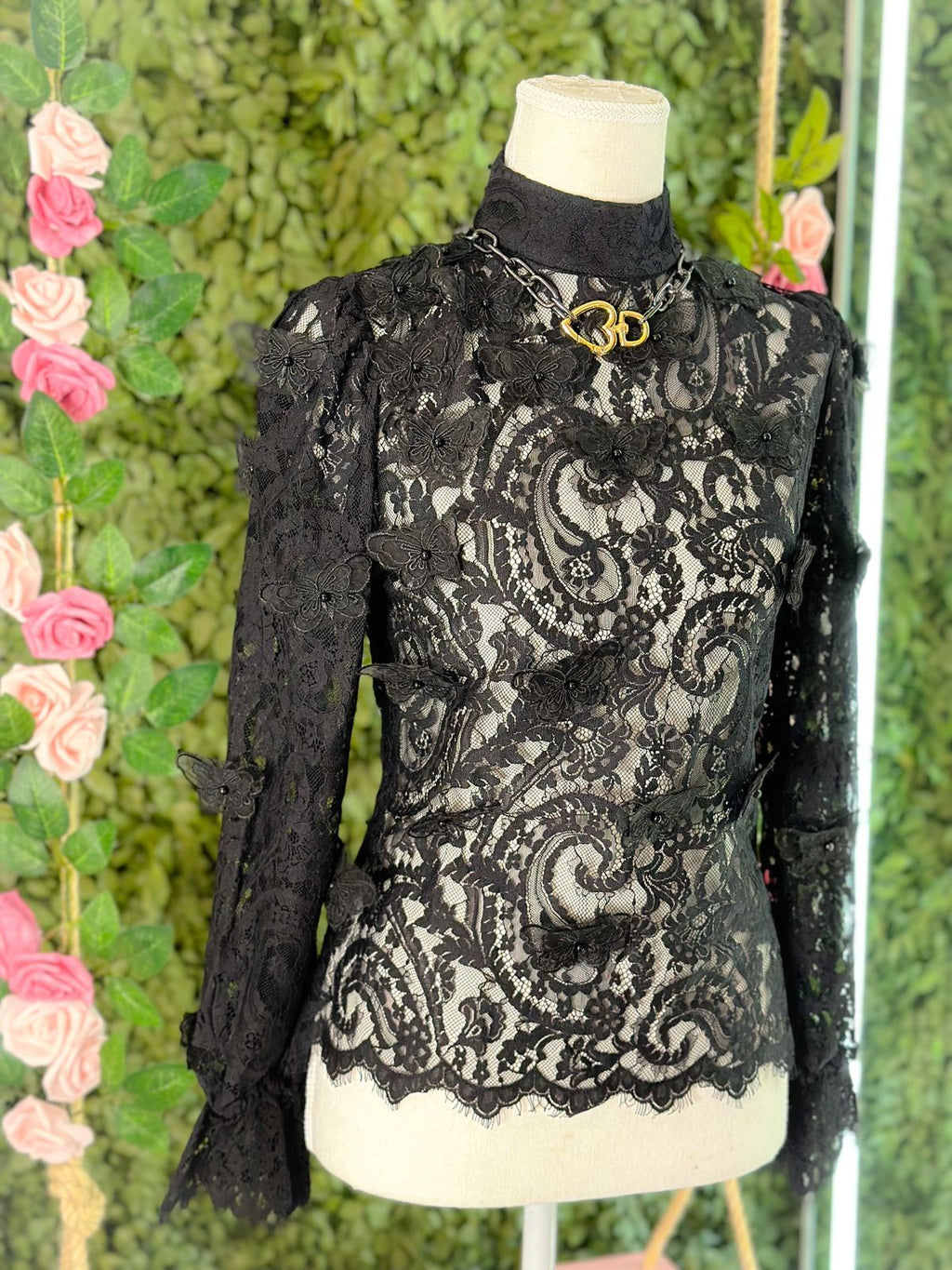 Blusa toda em renda com borboletas preta