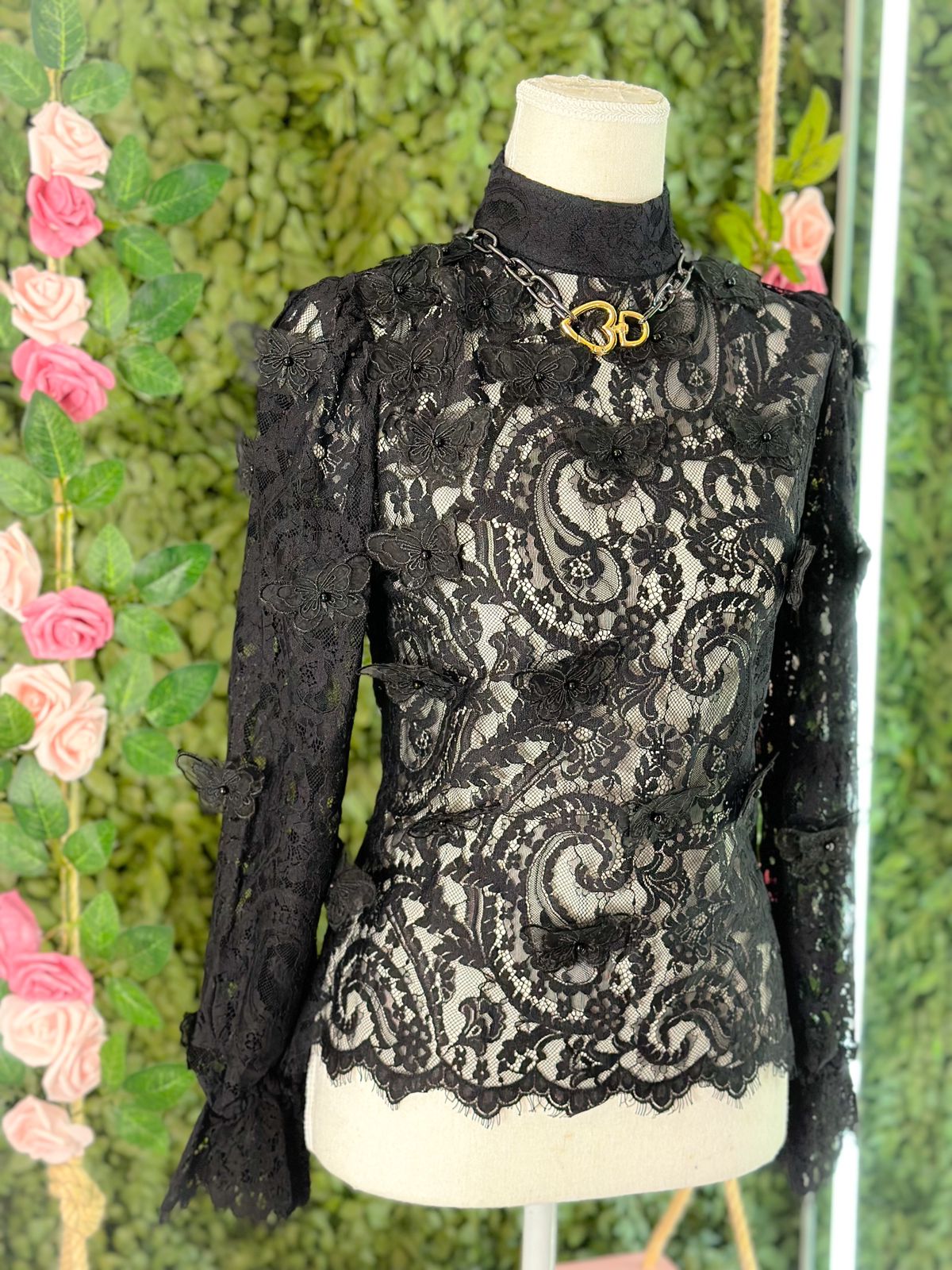 Blusa toda em renda com borboletas preta