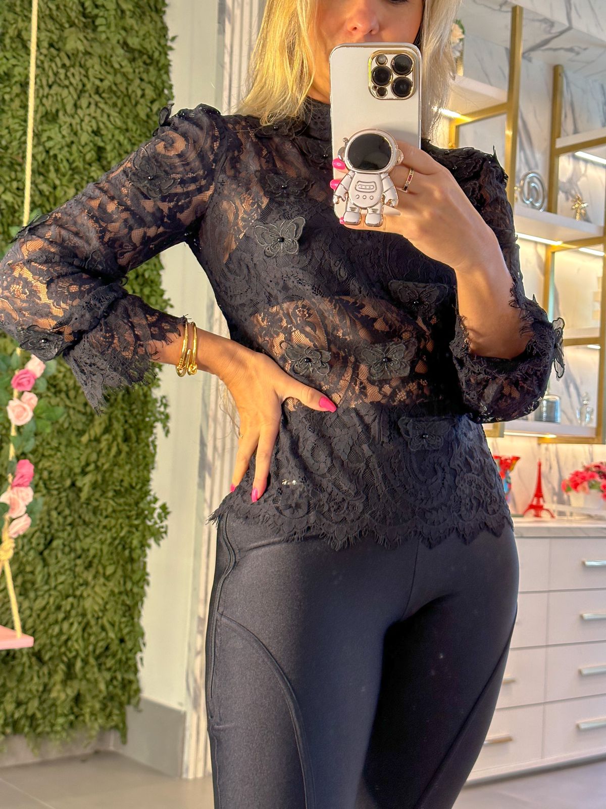 Blusa toda em renda com borboletas preta