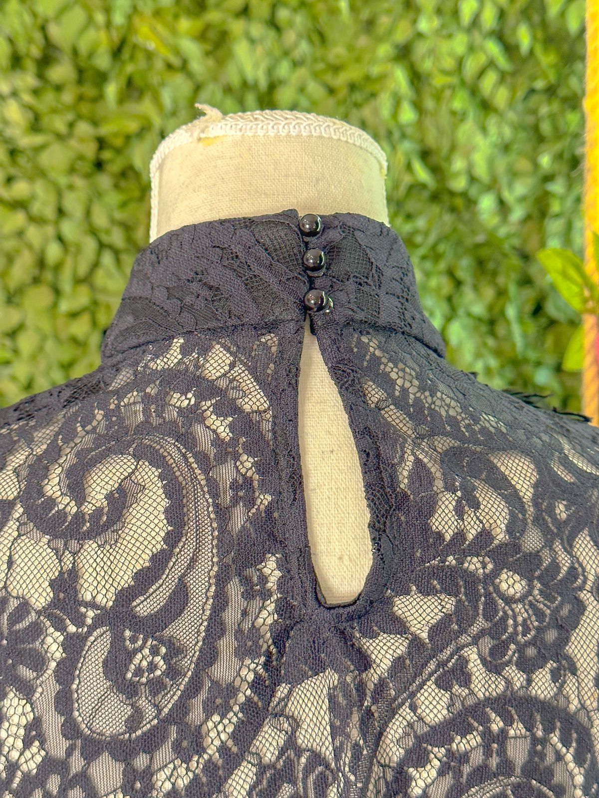 Blusa toda em renda com borboletas preta