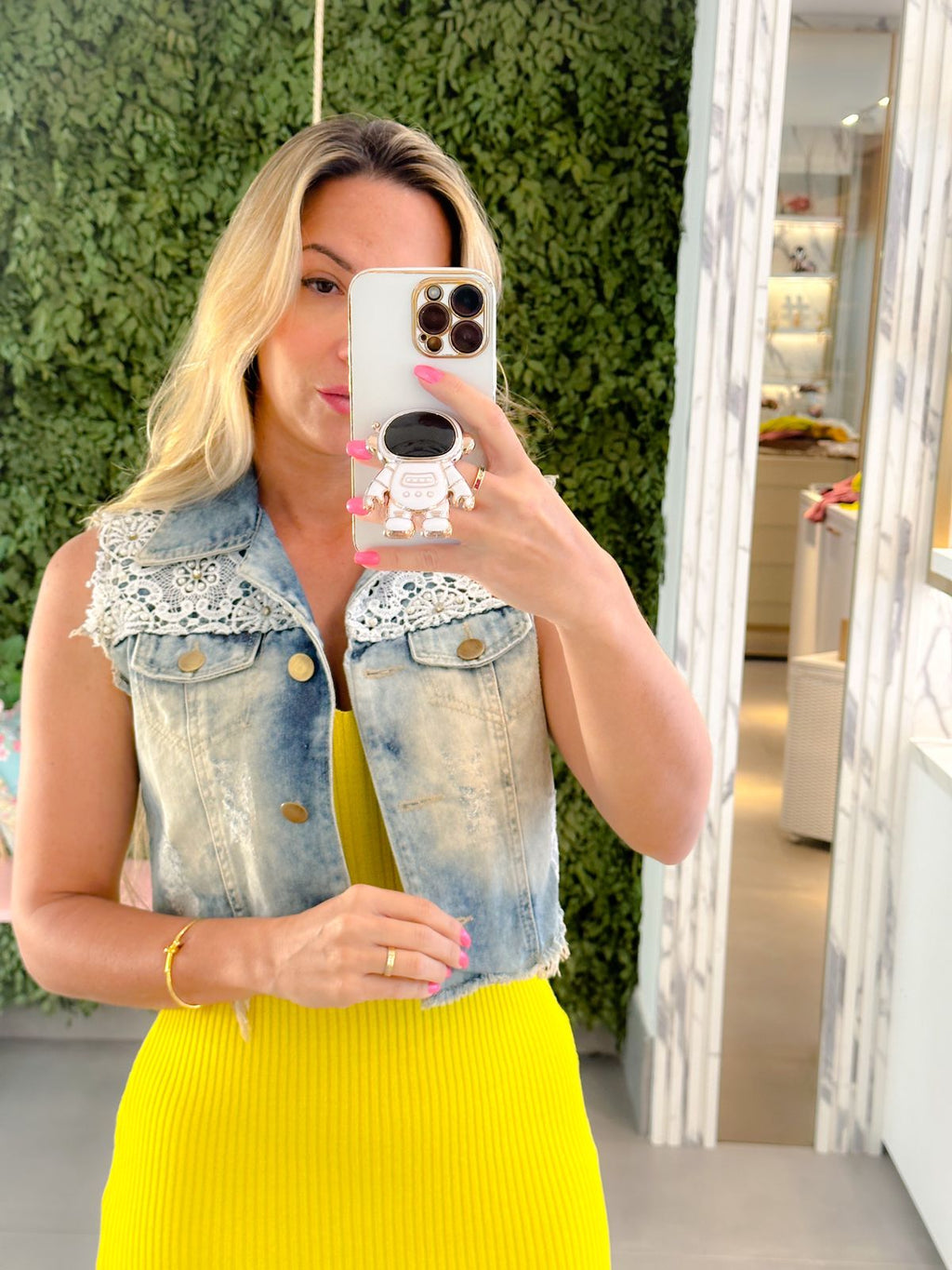 Colete Jeans com Renda Bordada