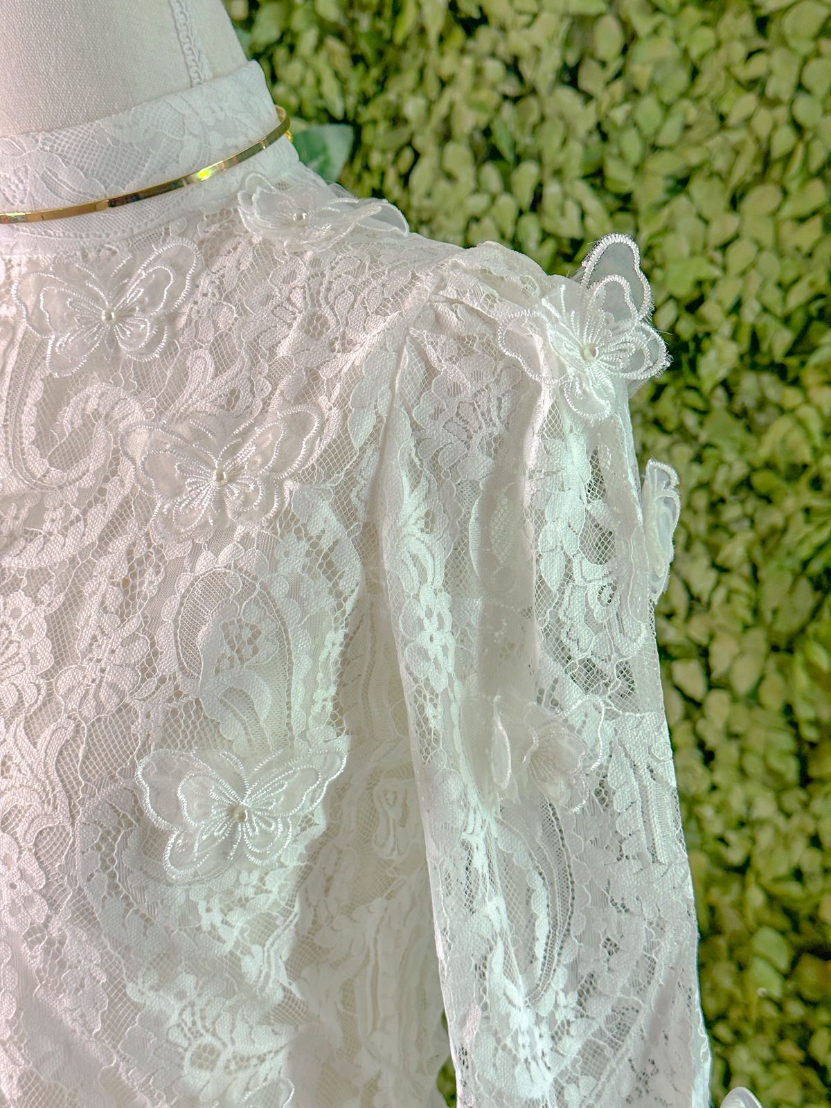 Blusa toda em renda com borboletas offwhite