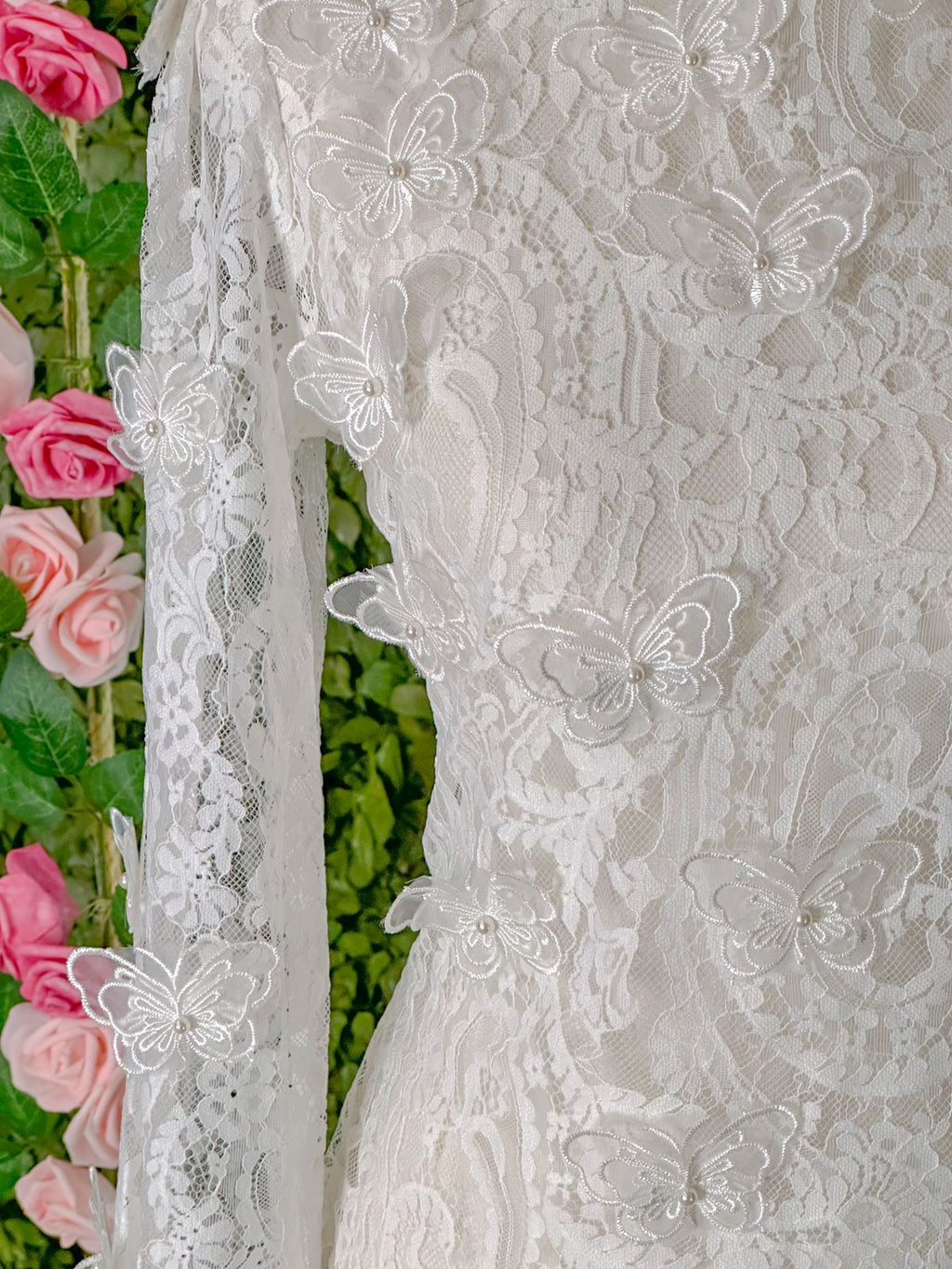 Blusa toda em renda com borboletas offwhite