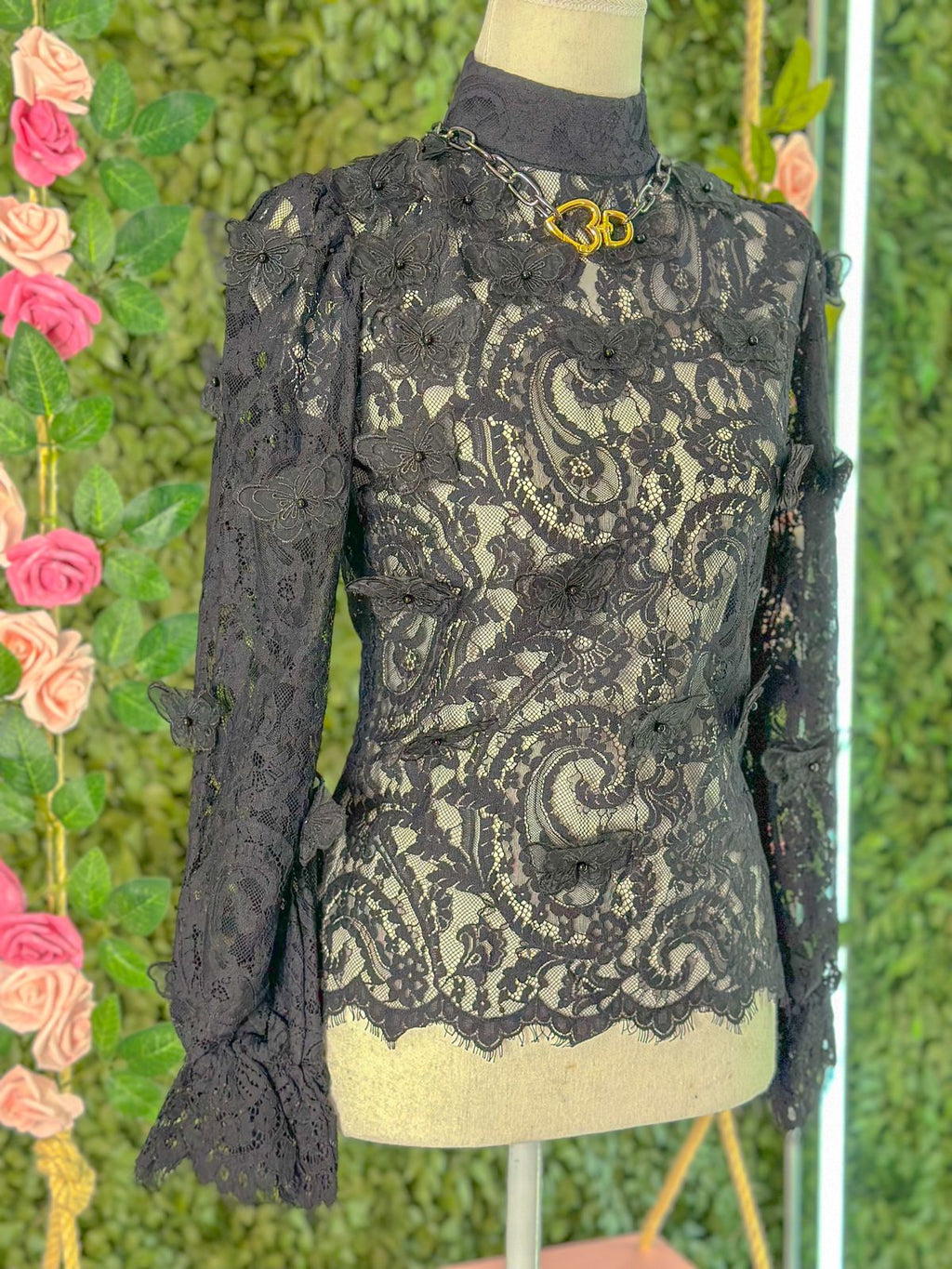 Blusa toda em renda com borboletas preta