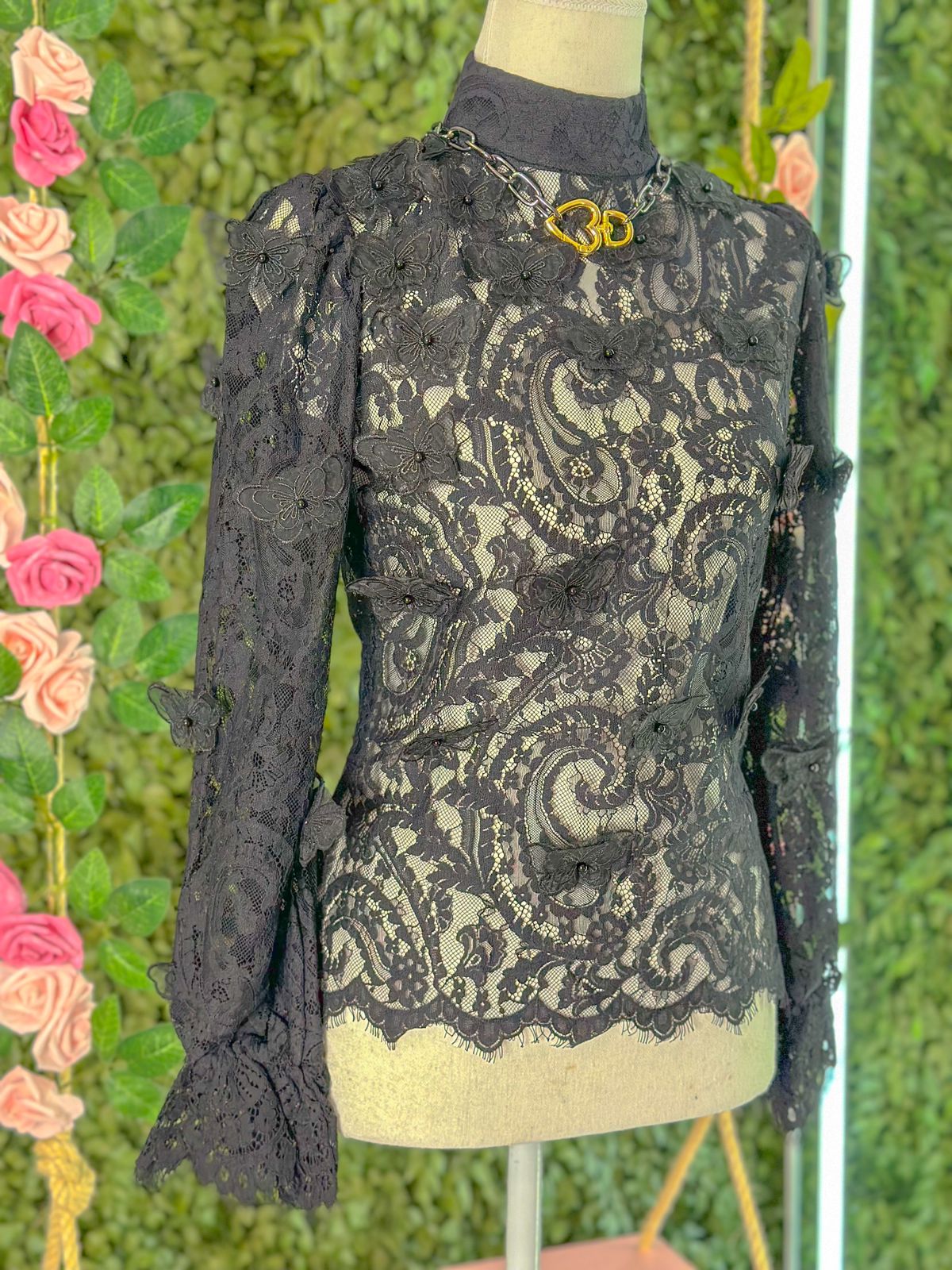 Blusa toda em renda com borboletas preta