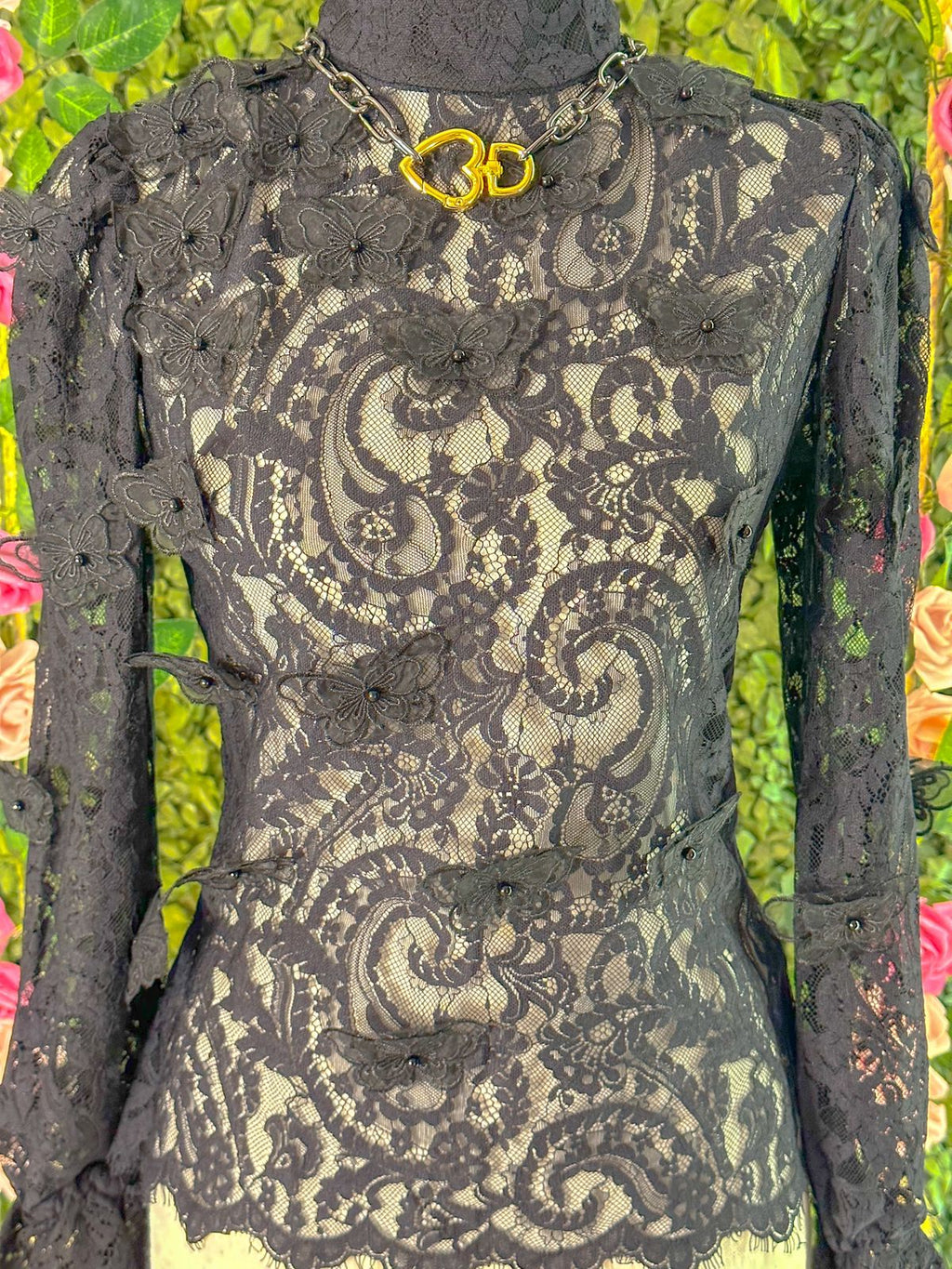 Blusa toda em renda com borboletas preta