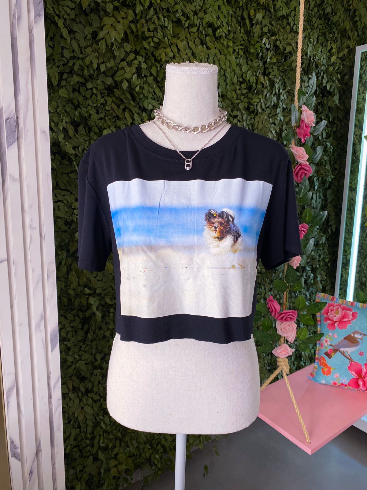 T-Shirt Cropped Cachorro na Praia