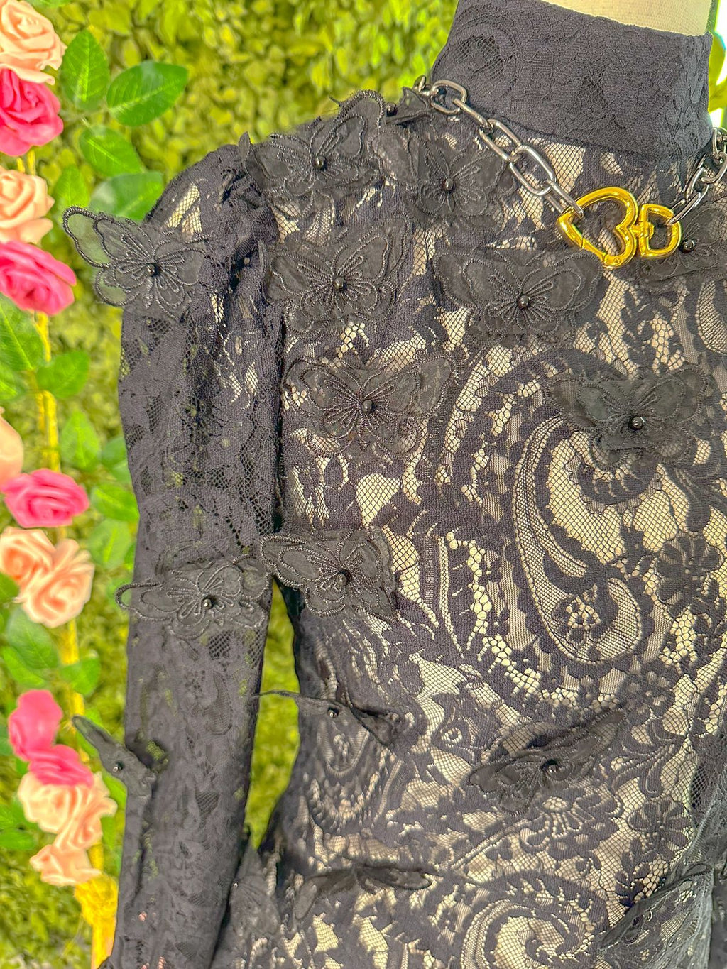 Blusa toda em renda com borboletas preta