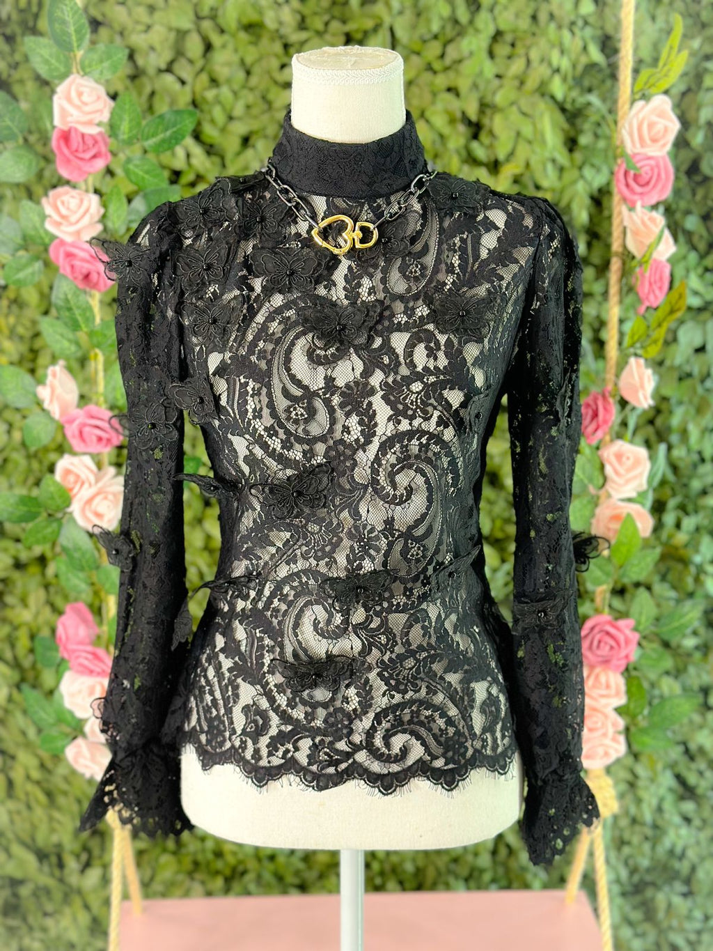 Blusa toda em renda com borboletas preta