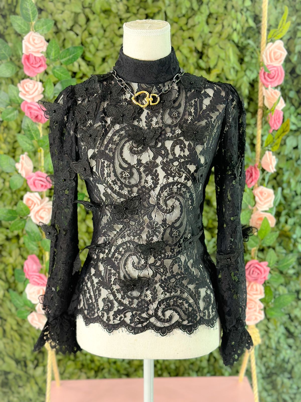 Blusa toda em renda com borboletas preta