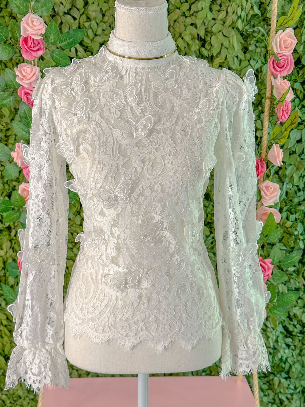 Blusa toda em renda com borboletas offwhite