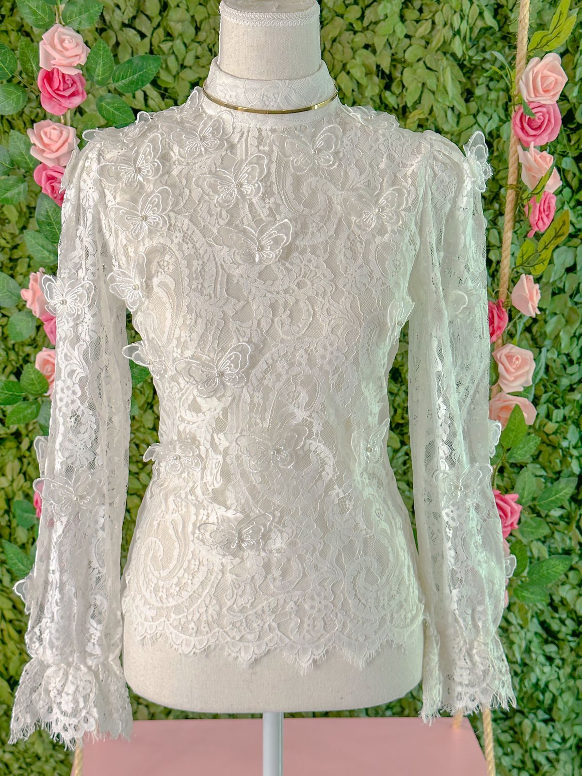 Blusa toda em renda com borboletas offwhite