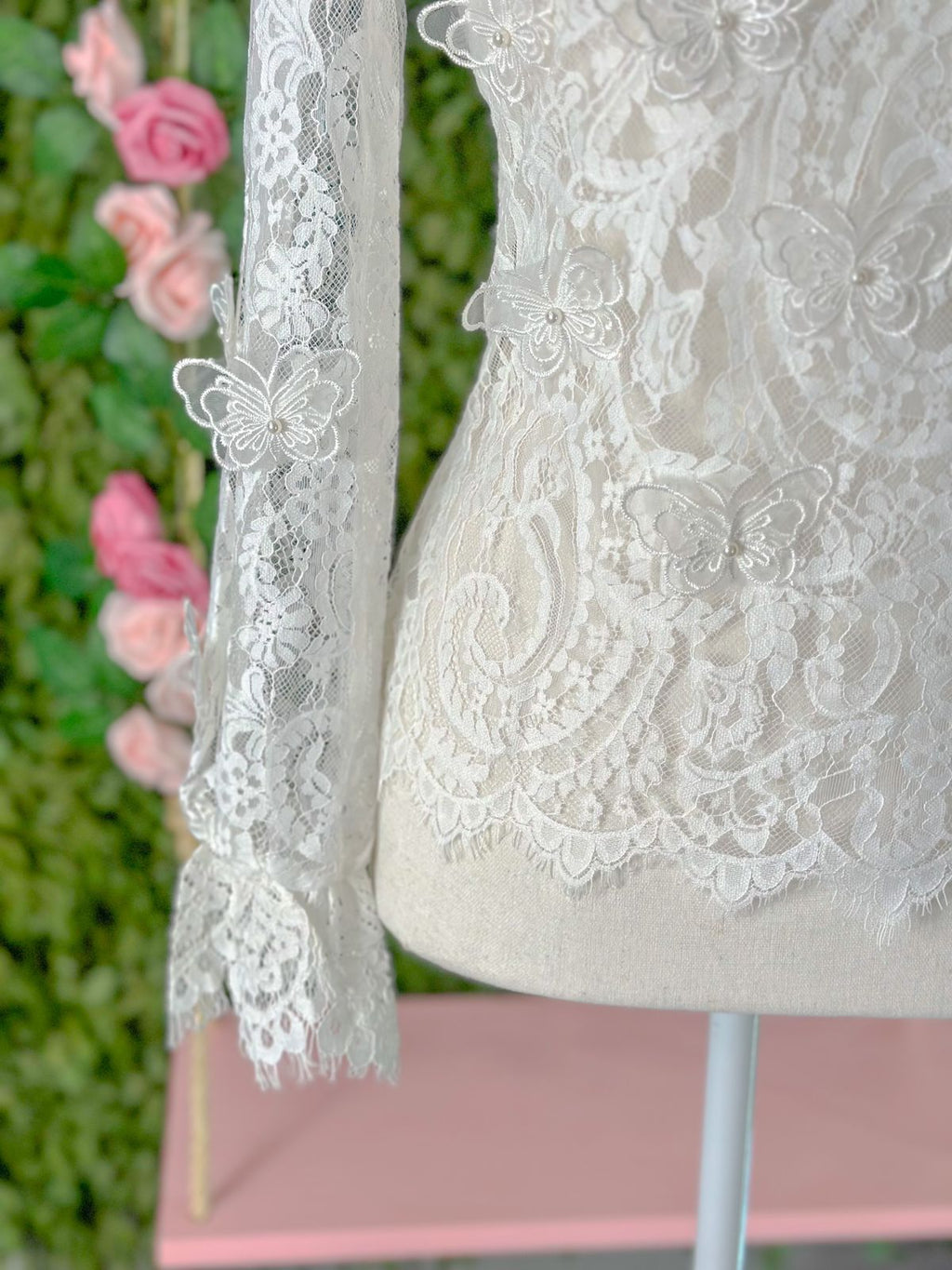 Blusa toda em renda com borboletas offwhite