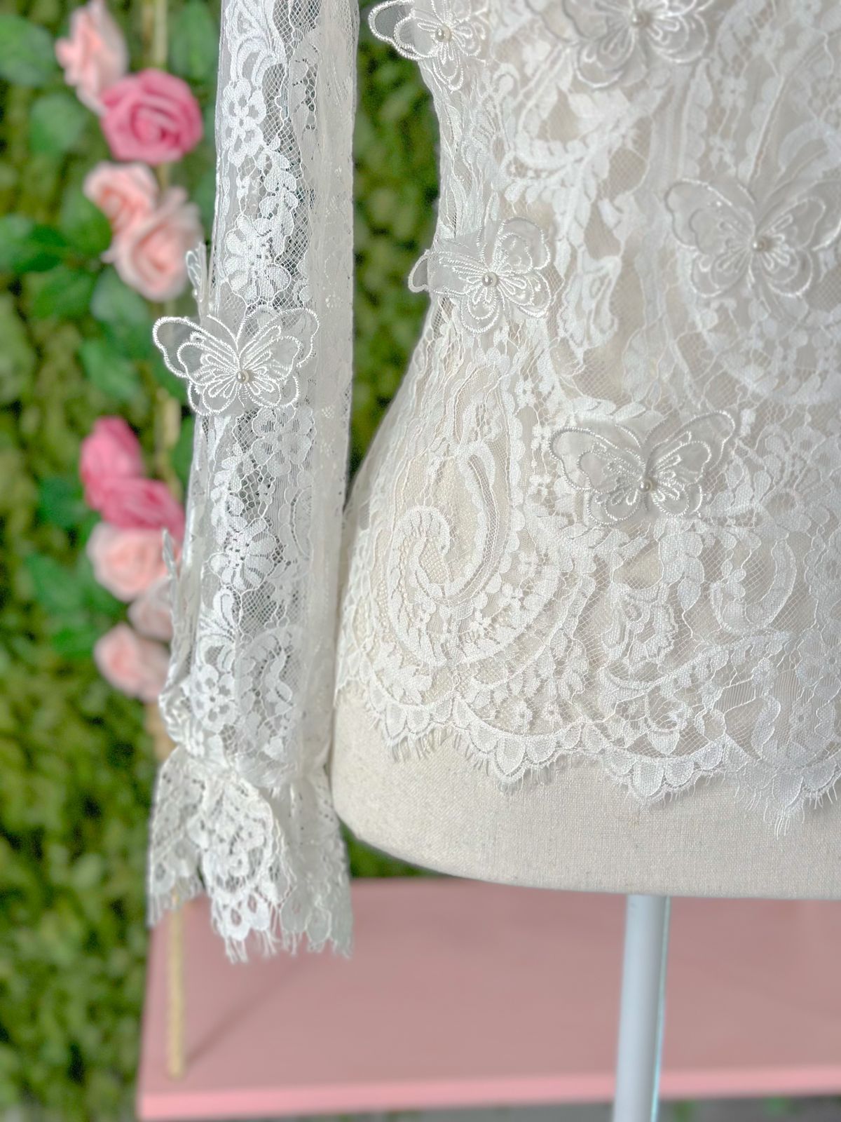 Blusa toda em renda com borboletas offwhite