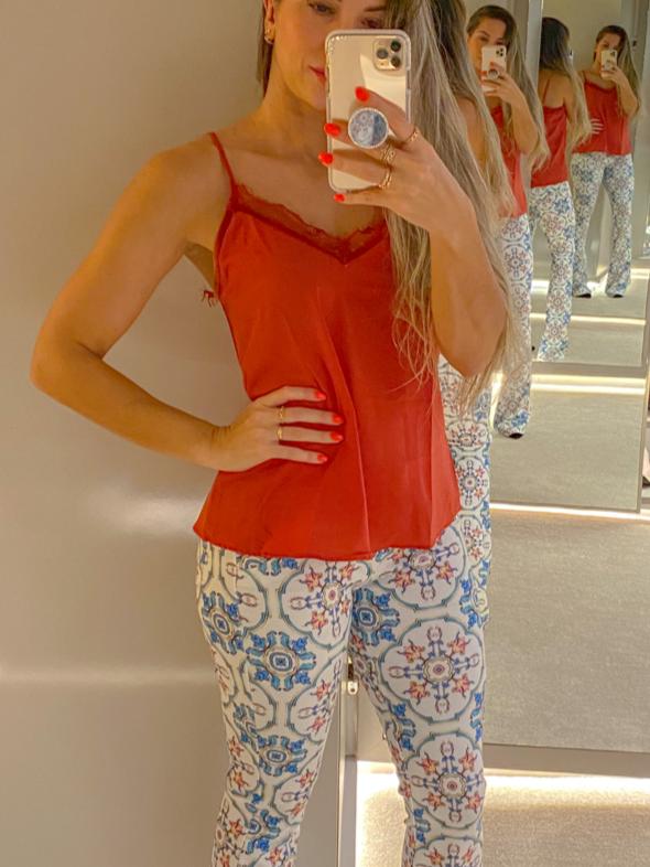 Blusa de alcinha com detalhe em renda marsala