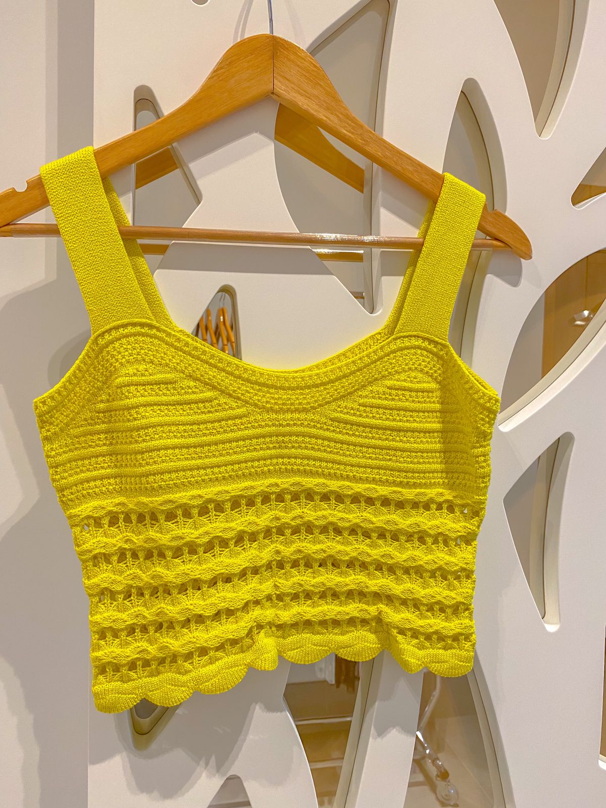 Cropped em tricot todo trabalhado amarelo neon