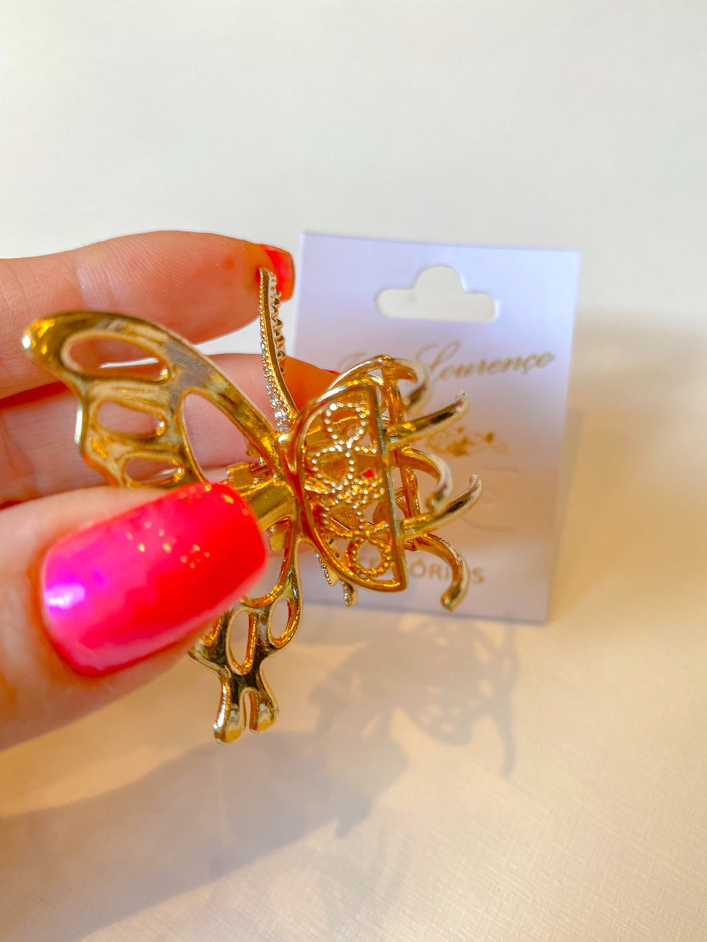 Presilha borboleta cravejada em cristais