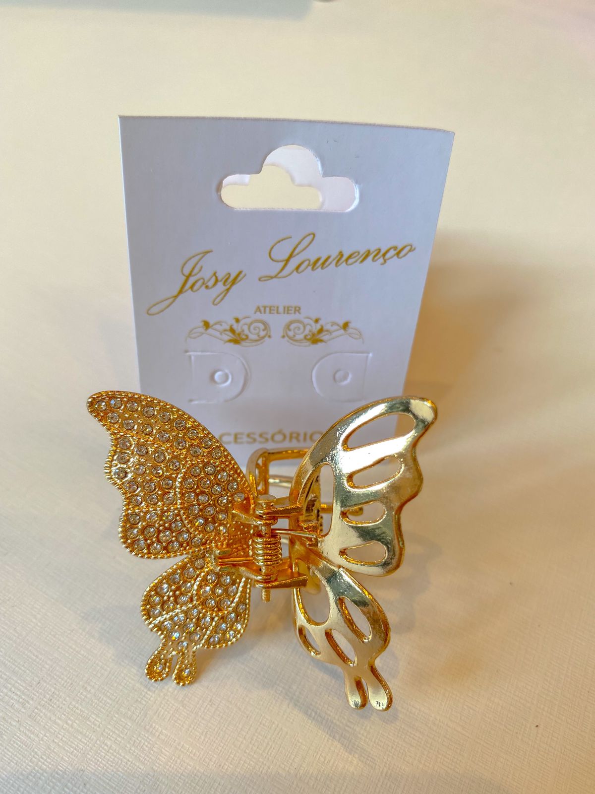 Presilha borboleta cravejada em cristais