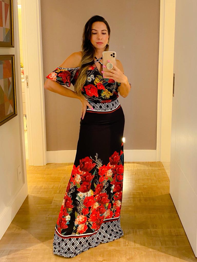 VESTIDO BARRADO COM ABERTURAS NO OMBRO