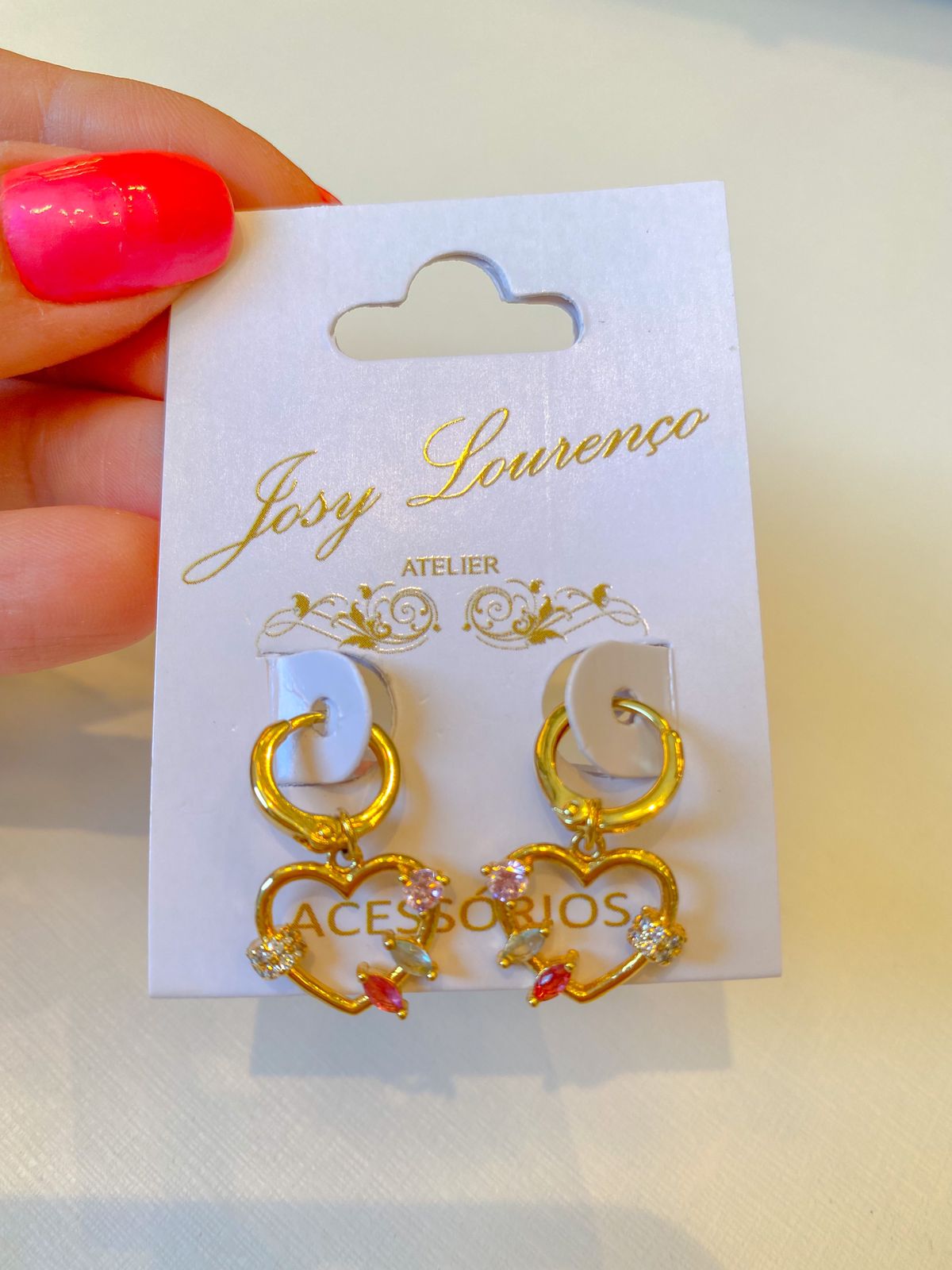 Brinco semijoia argola coração cravejada com cristais