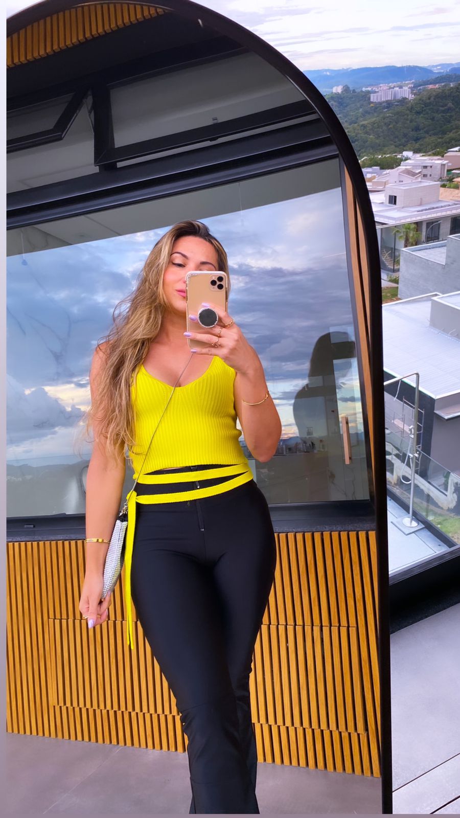 Cropped em tricot com amarração Tati neon