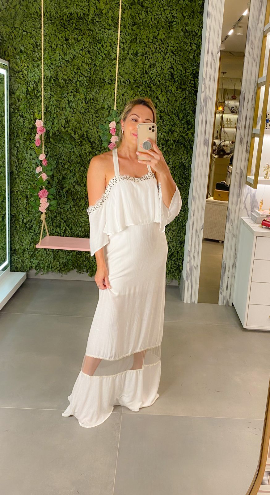 Vestido com vazado em tule