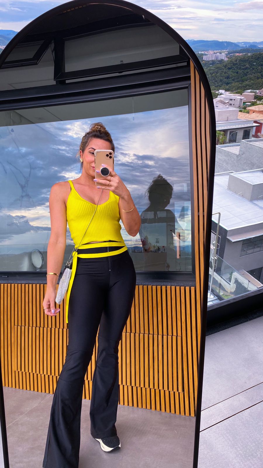 Cropped em tricot com amarração Tati neon