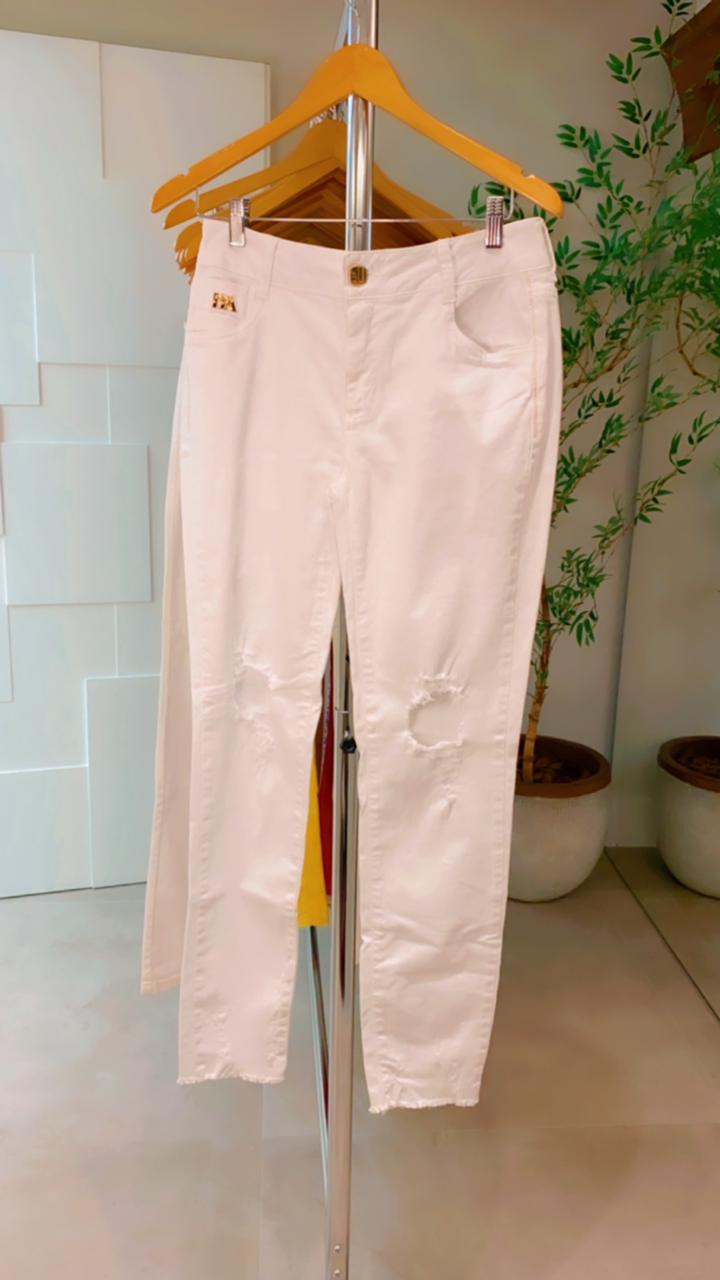 CALÇA JEANS BRANCA COM RASGOS NO JOELHO BANABANA
