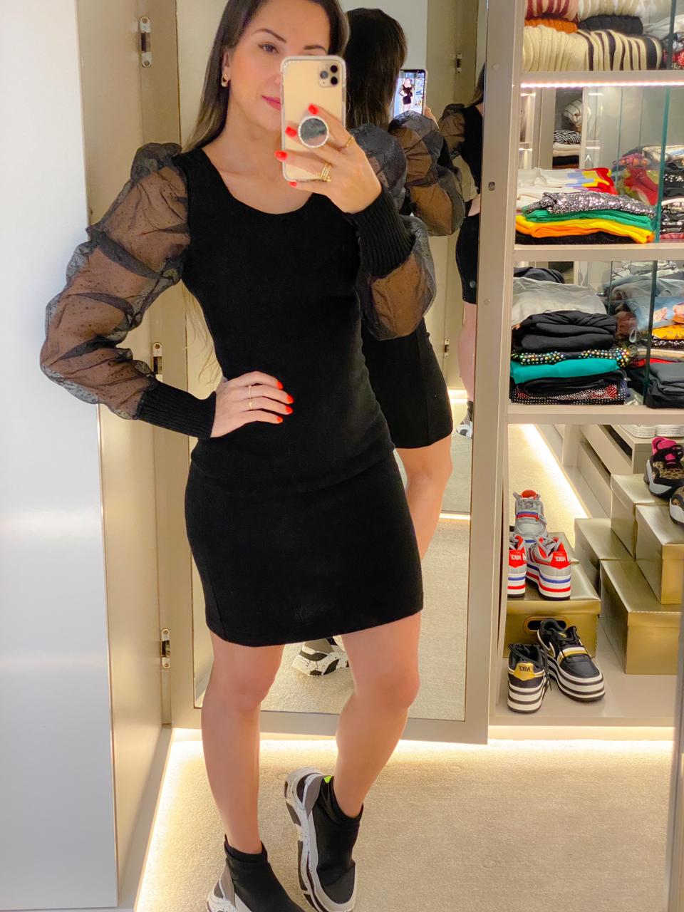 Vestido em tricot com mangas em organza