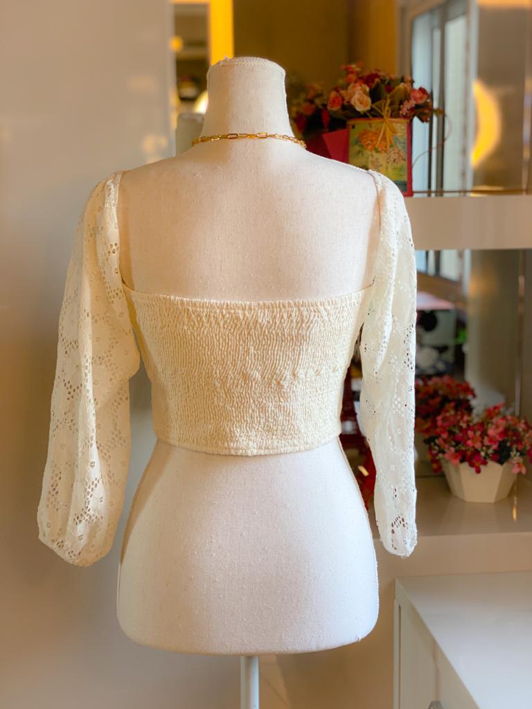 Cropped em renda com lastex