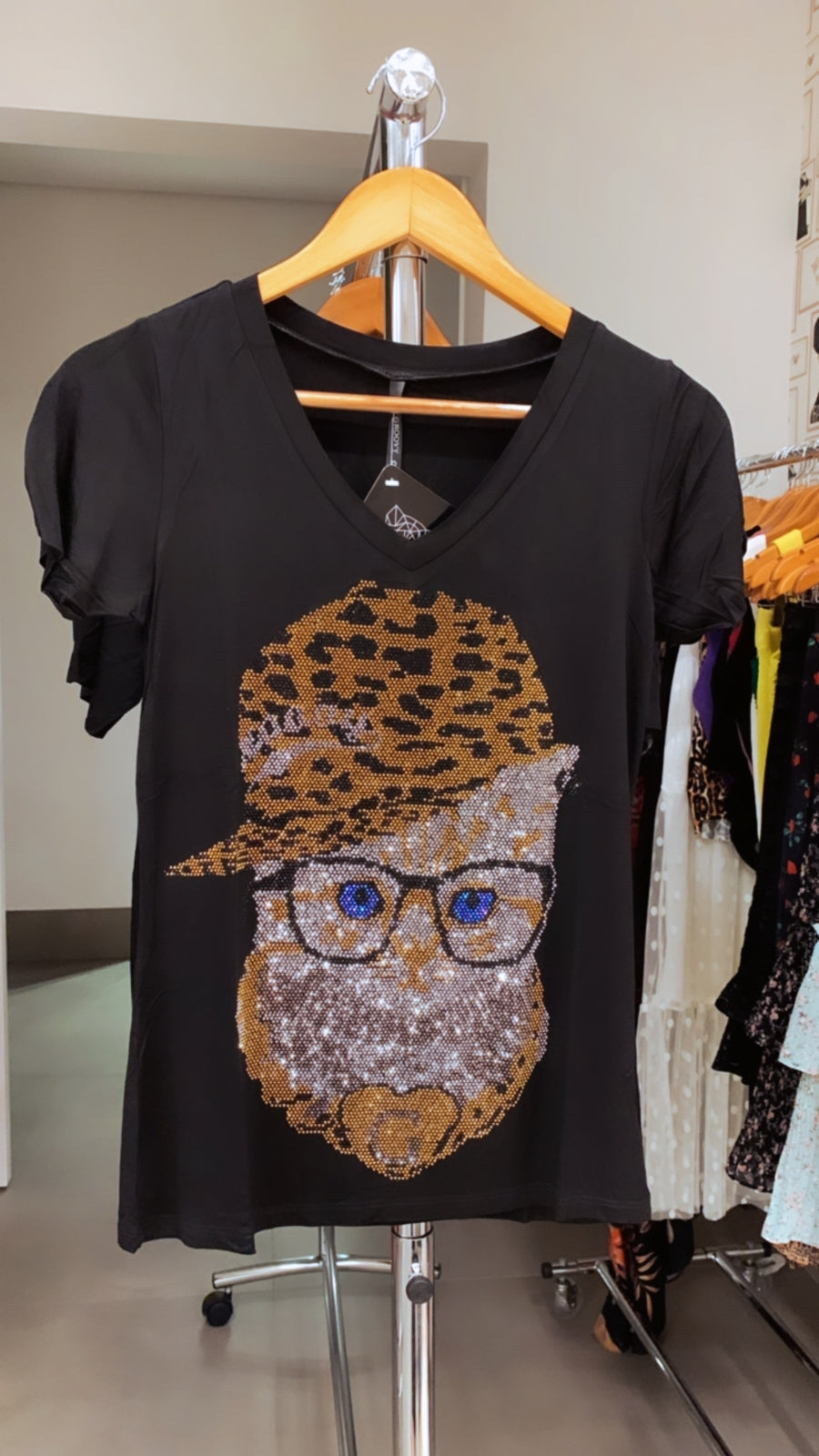 T-Shirt Gatinho com bone e brilhos