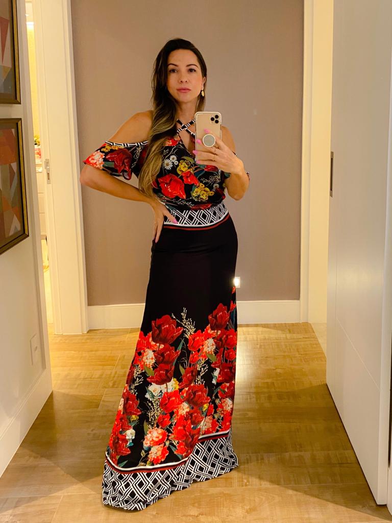 VESTIDO BARRADO COM ABERTURAS NO OMBRO