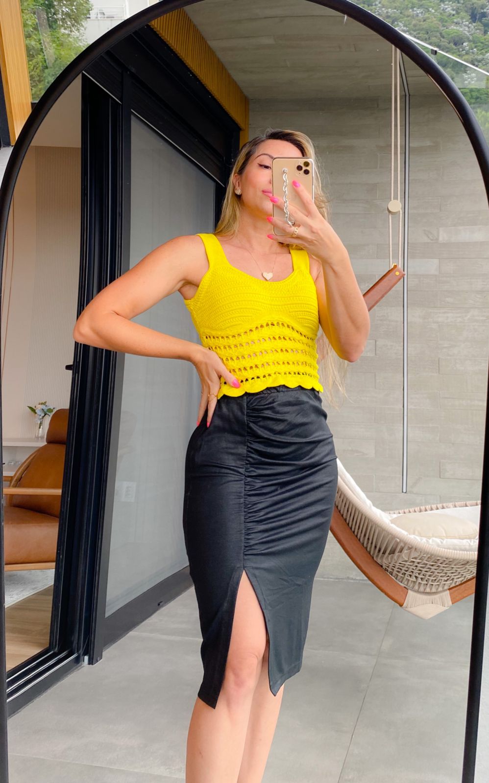 Cropped em tricot todo trabalhado amarelo neon