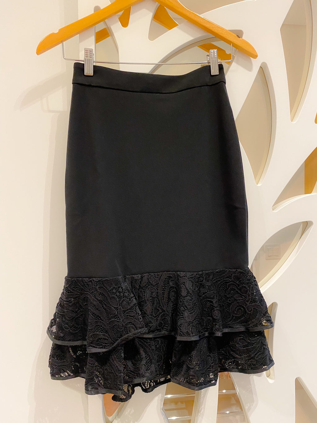 SAIA EM CREPE COM RENDA NA BARRA