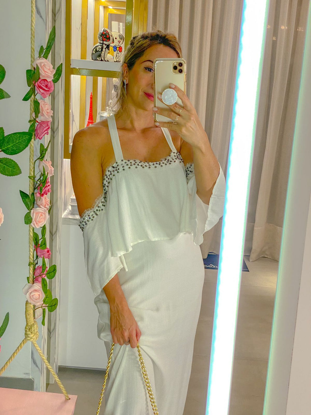 Vestido com vazado em tule