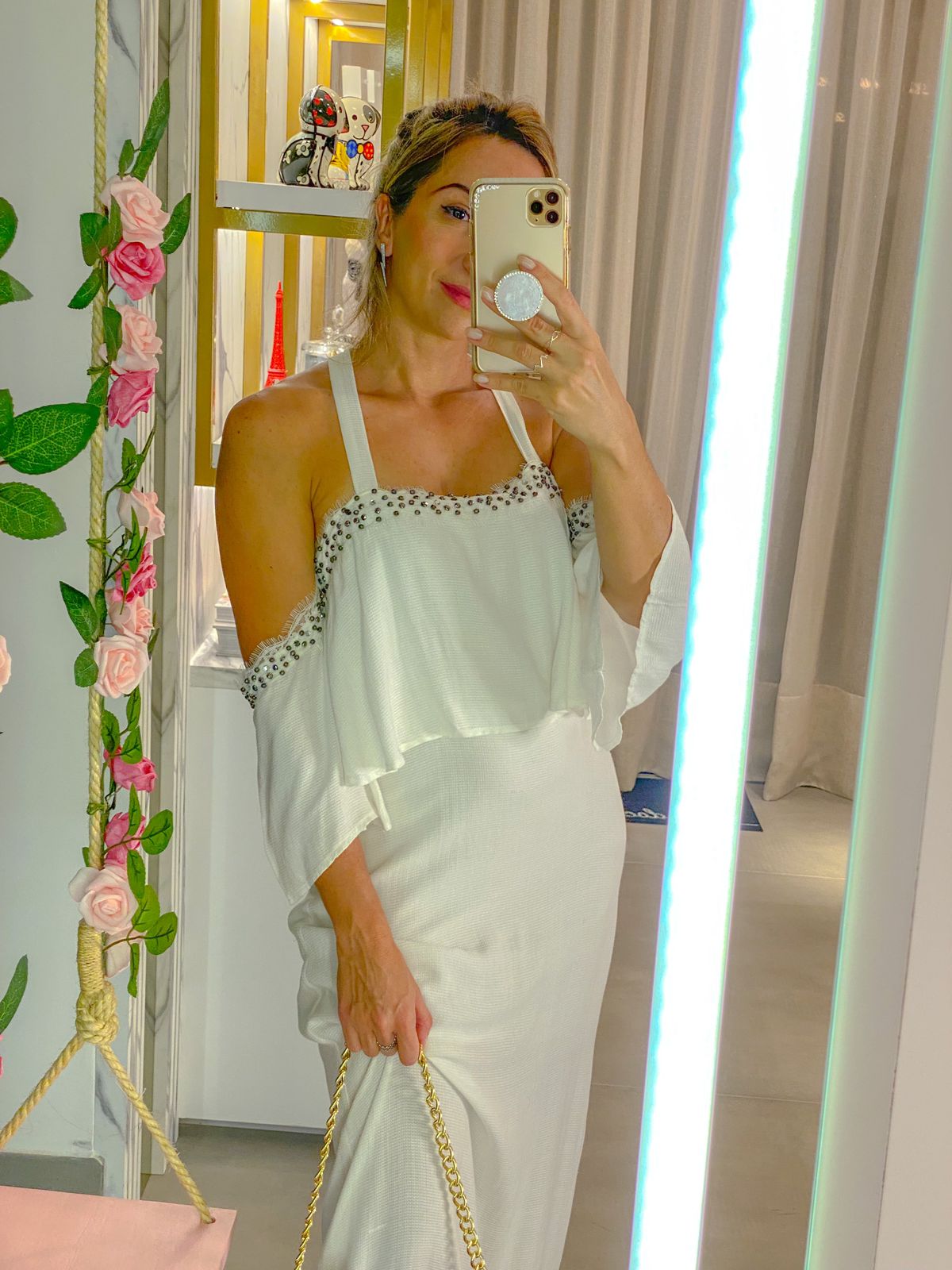 Vestido com vazado em tule