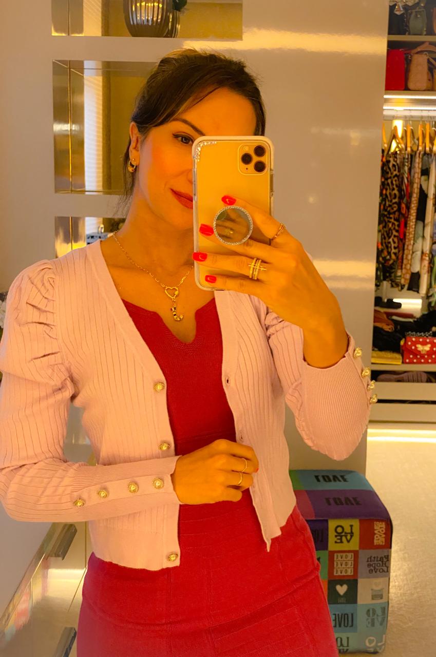 Casaquinho em tricot lilas com botoes em perolas