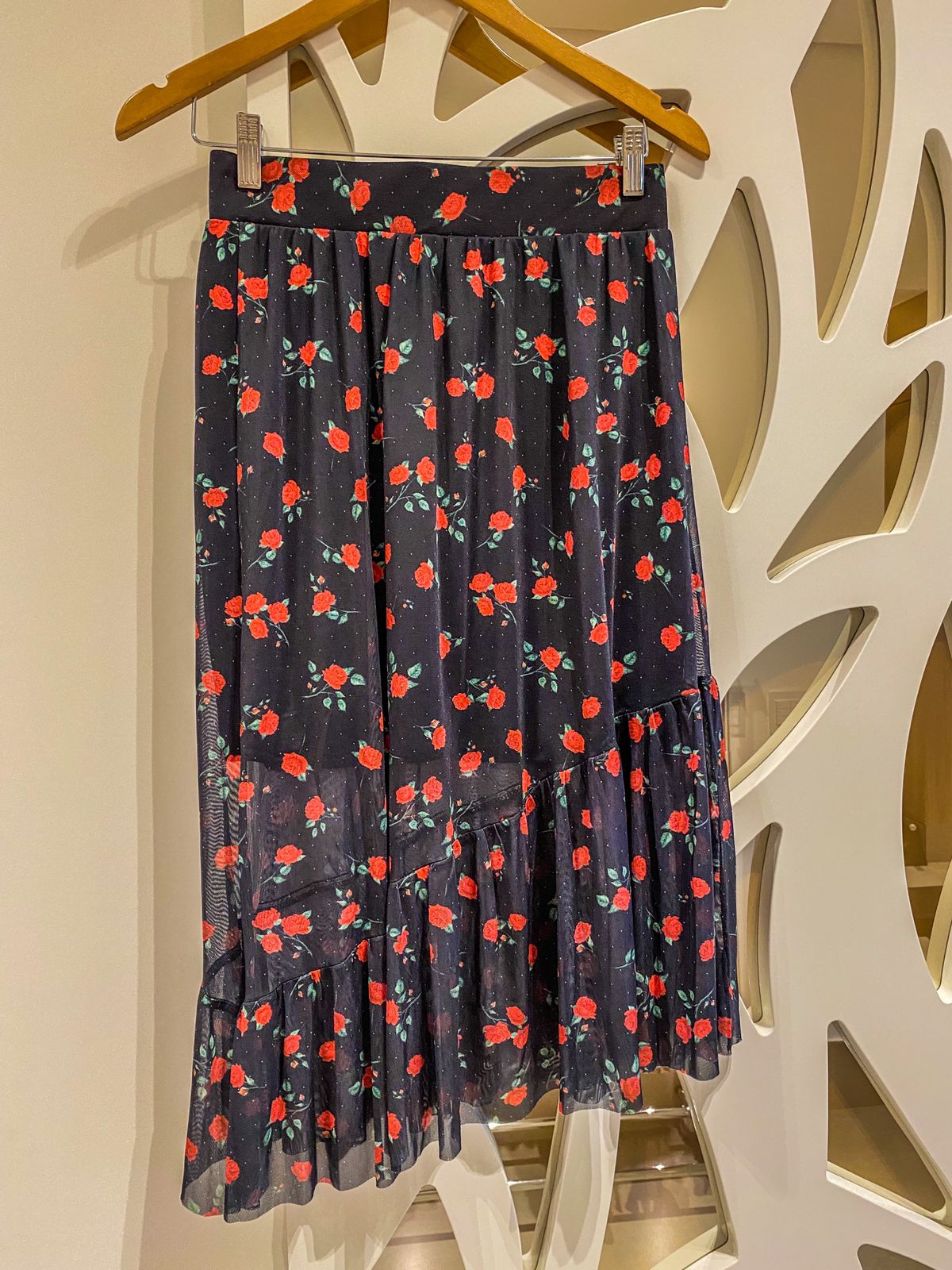 Saia em tule rosas vermelhas