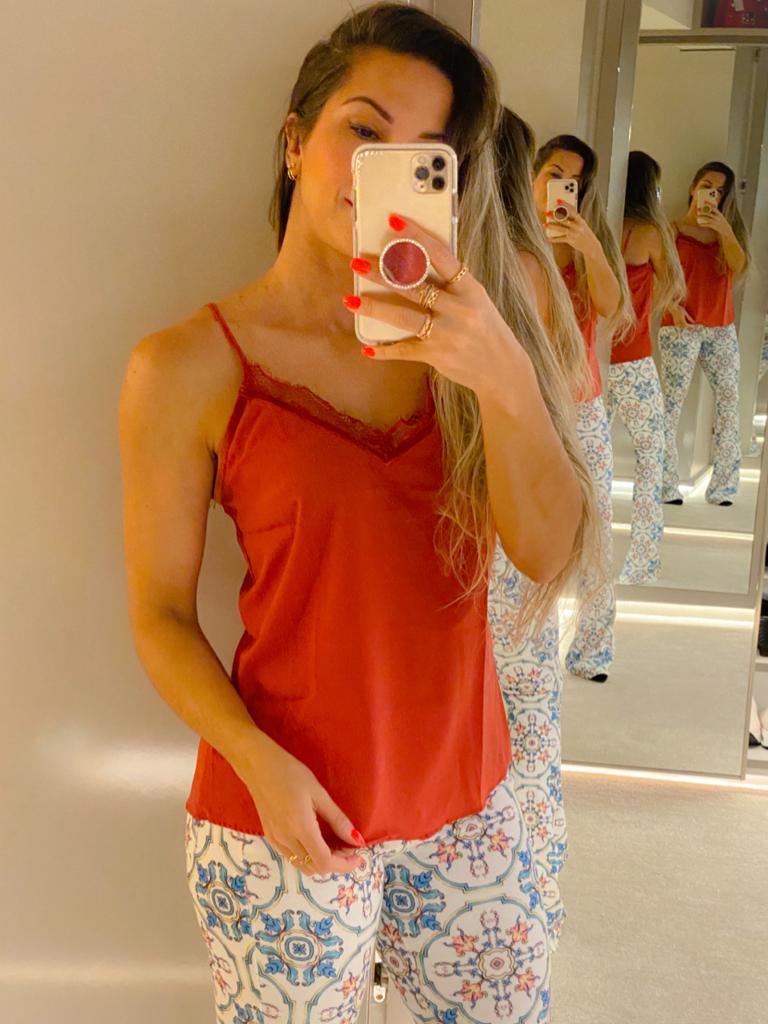 Blusa de alcinha com detalhe em renda marsala