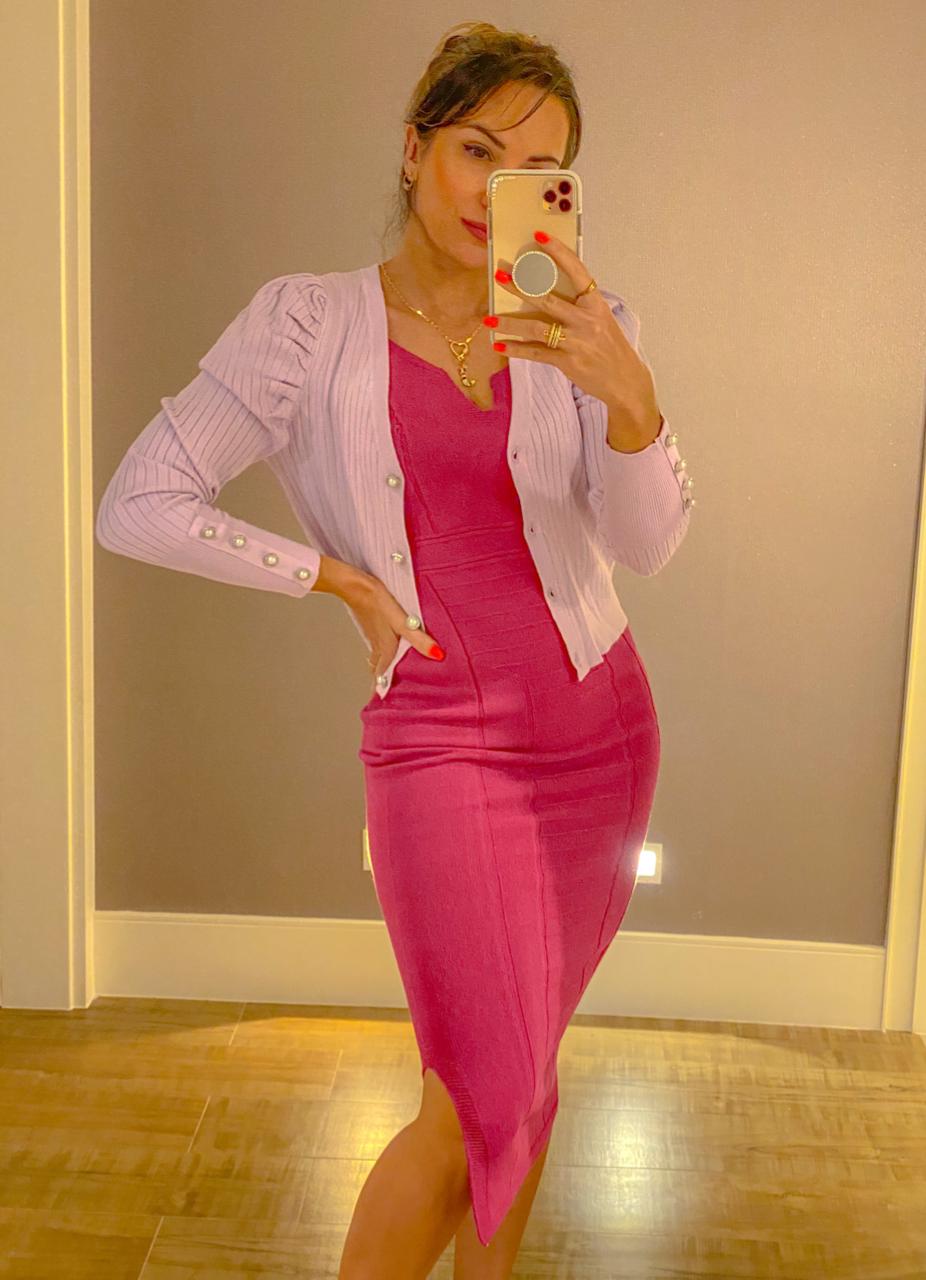 Casaquinho em tricot lilas com botoes em perolas